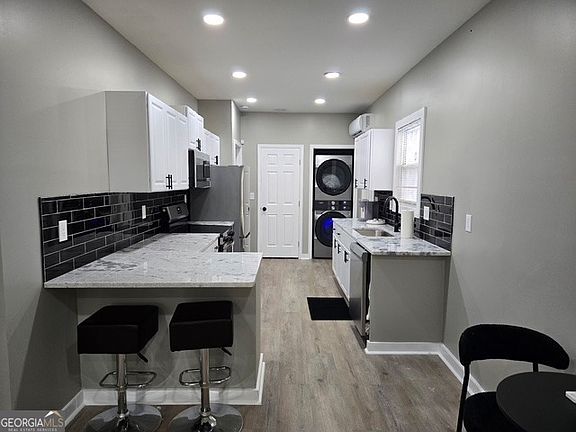 5th image of 1060 Garibaldi St SW