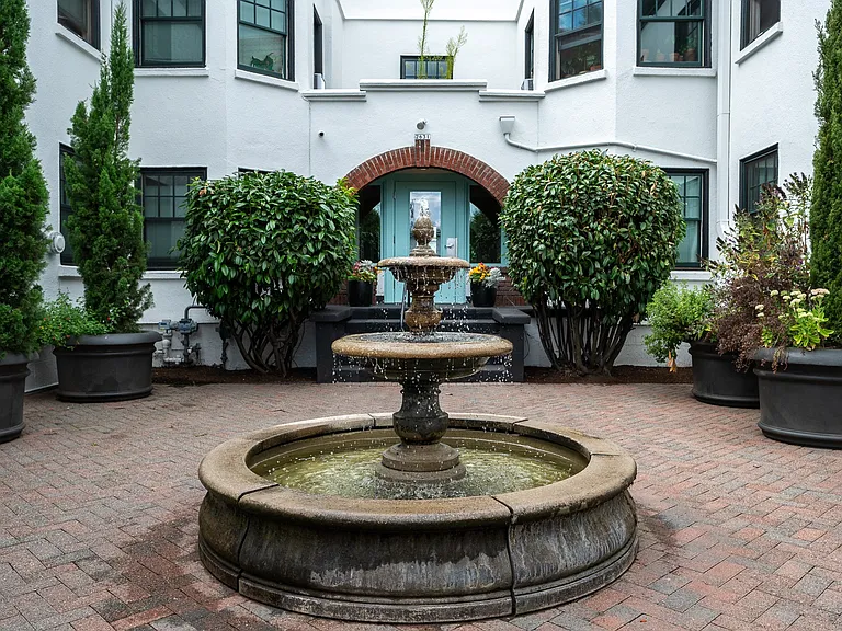 Mississippi Court | Exterior