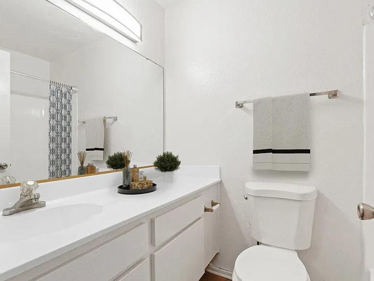Parkwood Apartments — Photo 11