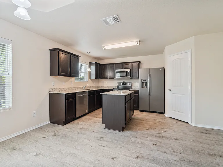 724 Liberty Valley Dr — Photo 6