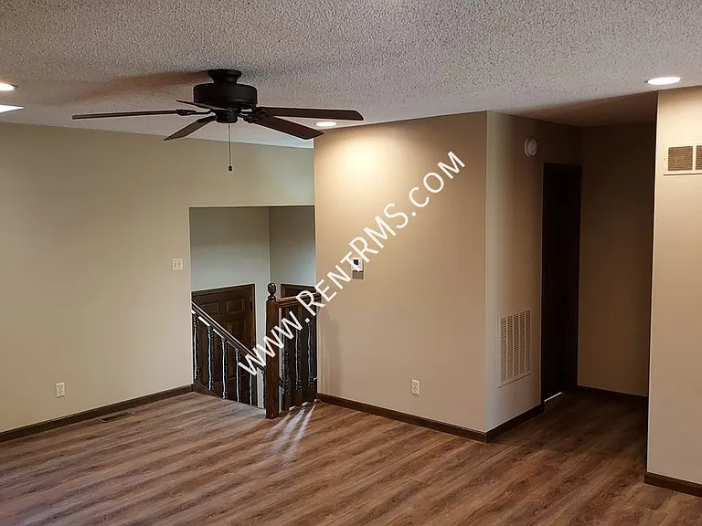 4643 SW 8th Ave — Photo 5
