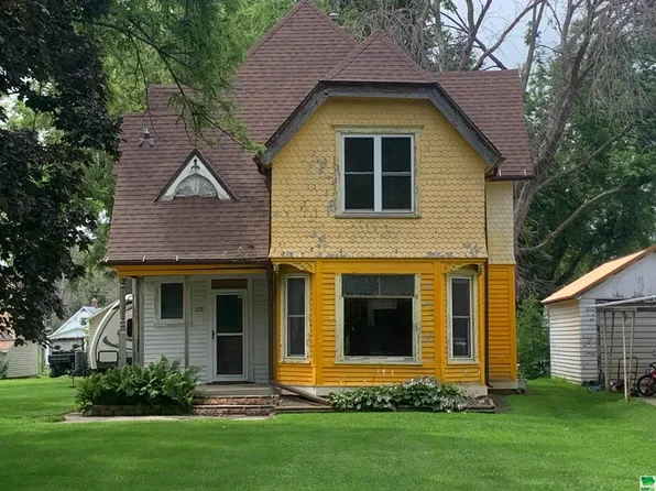 223 N Main St, Paullina, IA 51046