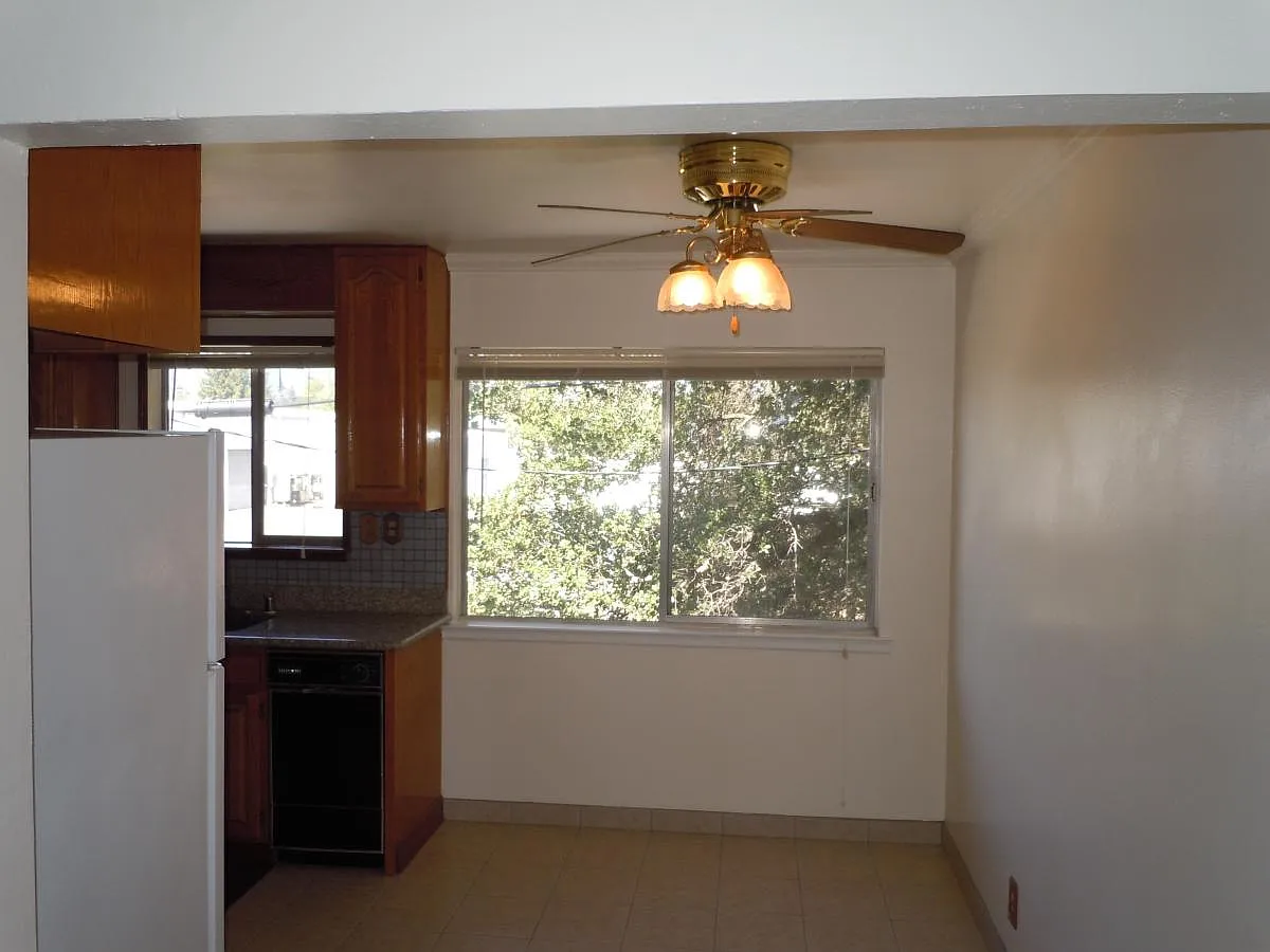 Building Photo - 131 Carlton Ave #3