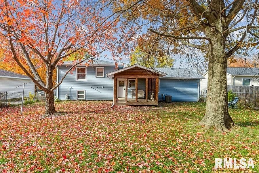 3621 Clover Hills Dr, Bettendorf, IA 52722 Zillow