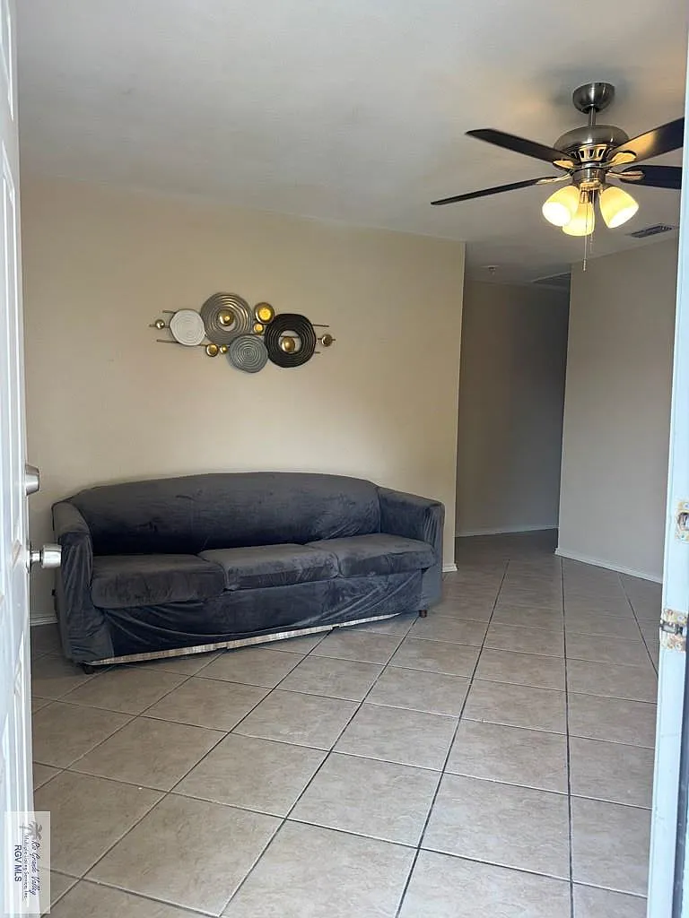3 bed, 2.0 bath, 989 sqft, $2,000 — Photo 2