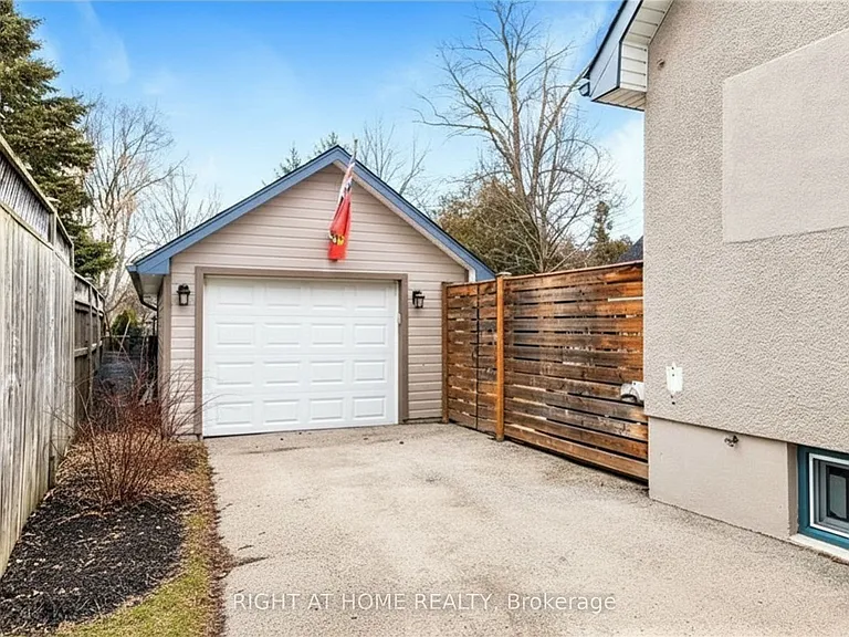 529 Simcoe St — Photo 3