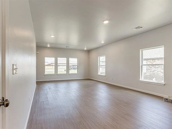 4th image of 125 Jennifer Ave