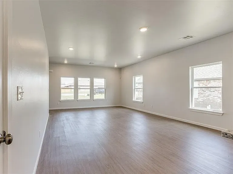 125 Jennifer Ave — Photo 4