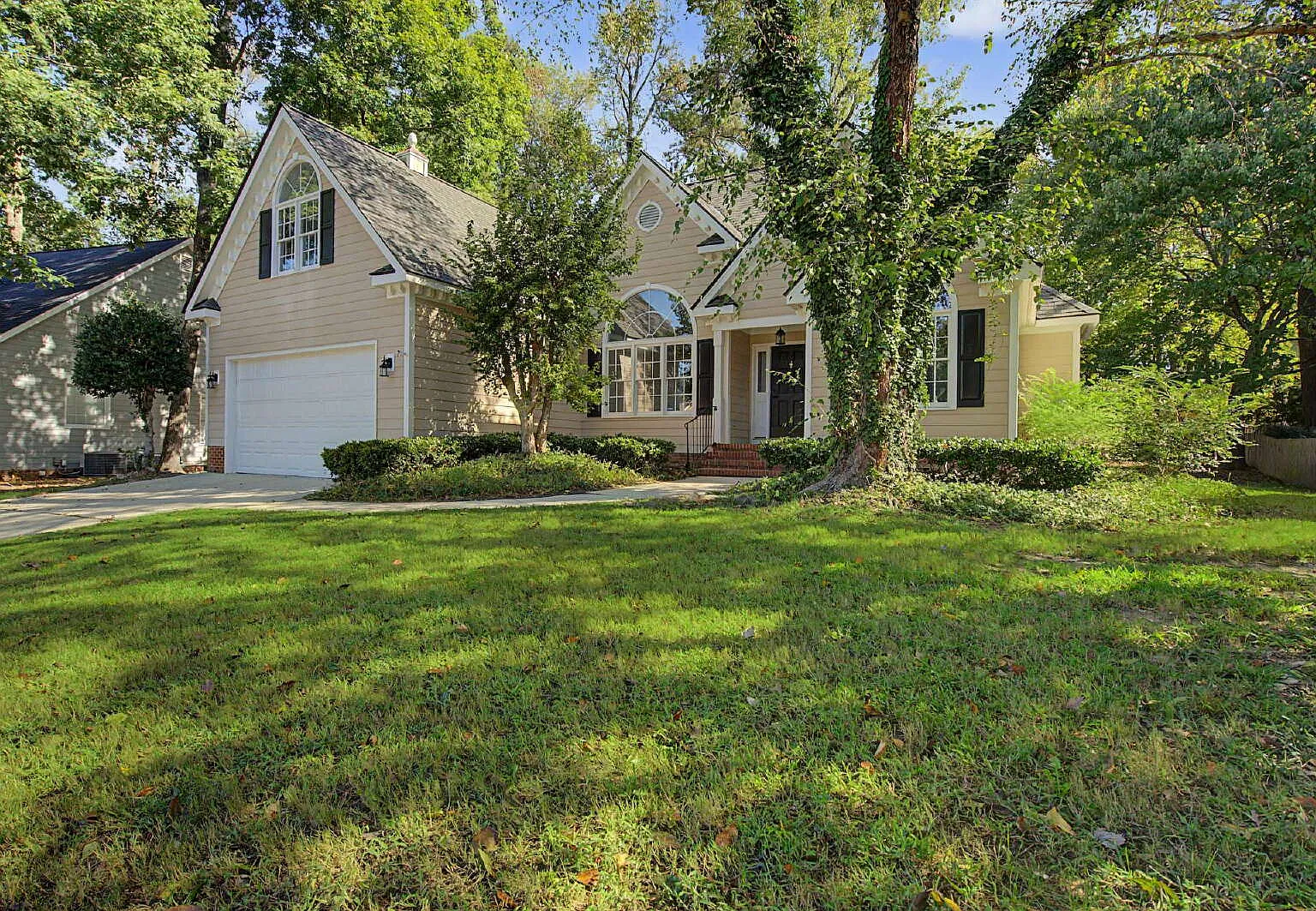 3 bed, 2.0 bath, 1841 sqft, $2,295 — Photo 2