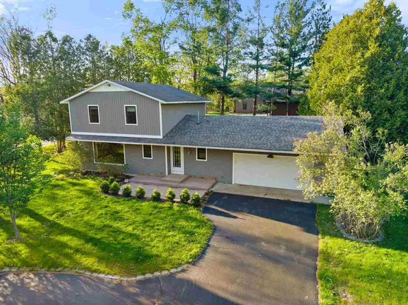 540 W Summit St, Harbor Springs, MI 49740