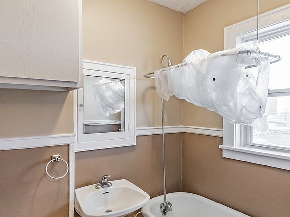 4th image of 2510 Harney St #50