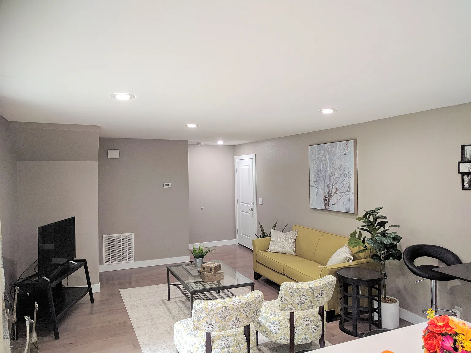 2 bed, 1050 sqft, $3,000 — Photo 3