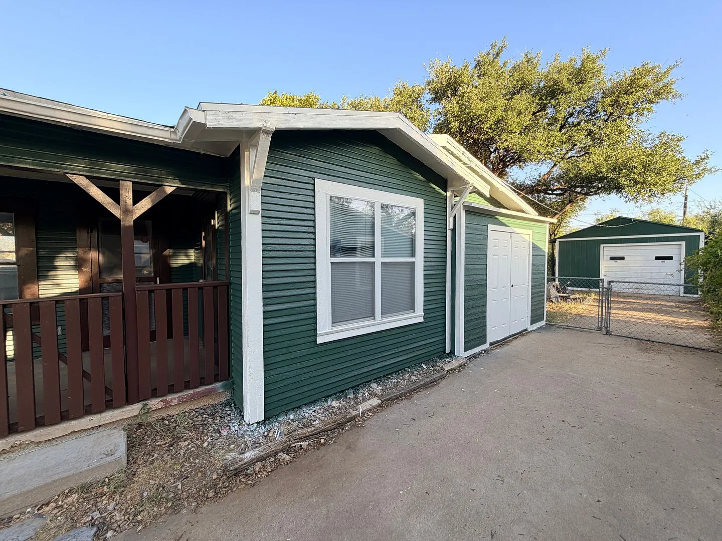3 Bed 1 Bath HUGE Backyard 500+ Sq. Ft. Garage/Shop! — Photo 3