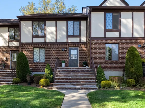 18 Holiday Ct #18, Westwood, NJ 07675