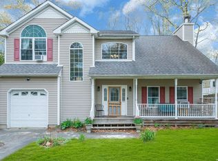 15 Overlook Dr, Mastic, NY 11950