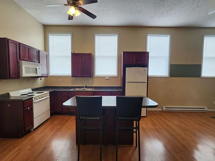 2 bed, 1.0 bath, $770 — Photo 2