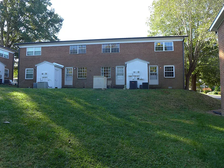 400 Davie Rd #8 — Photo 12