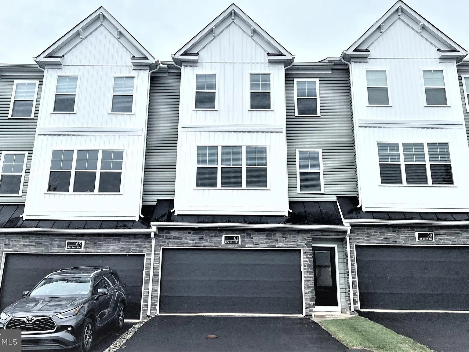 3 bed, 2.5 bath, 2220 sqft, $3,300 — Photo 1