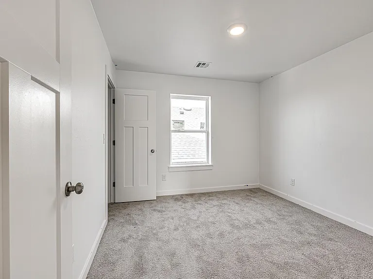 341 E 7th St — Photo 39