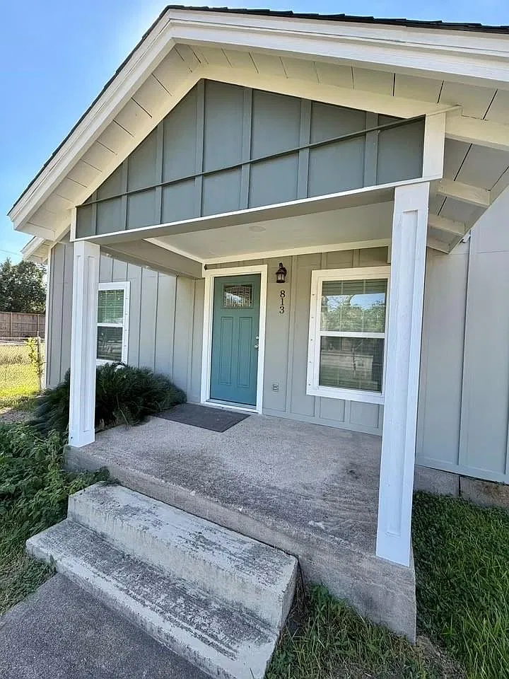 3 bed, 1.0 bath, 1054 sqft, $1,695 — Photo 1