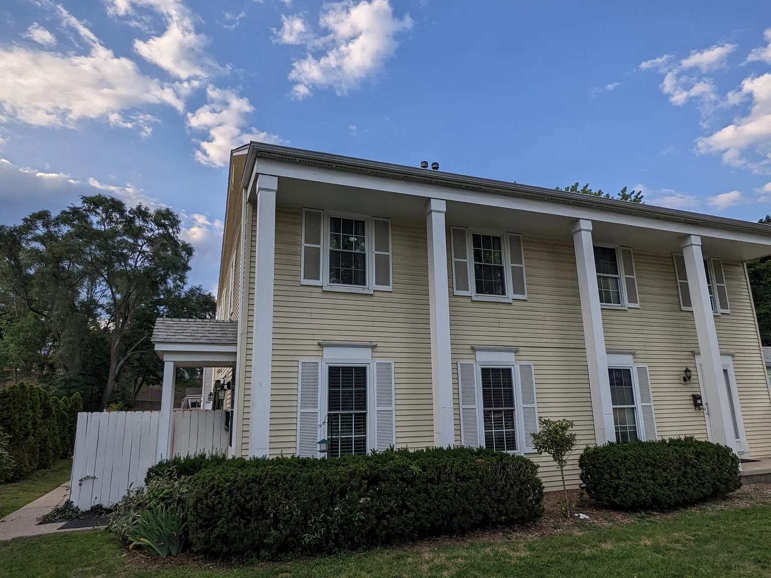 2 bed, 1.5 bath, 942 sqft, $1,750 — Photo 1