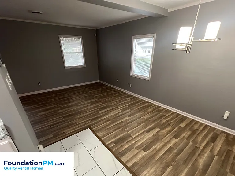 2412 Gentry Ave — Photo 7
