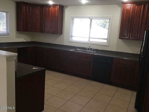 2nd image of 2606 Pine Ave