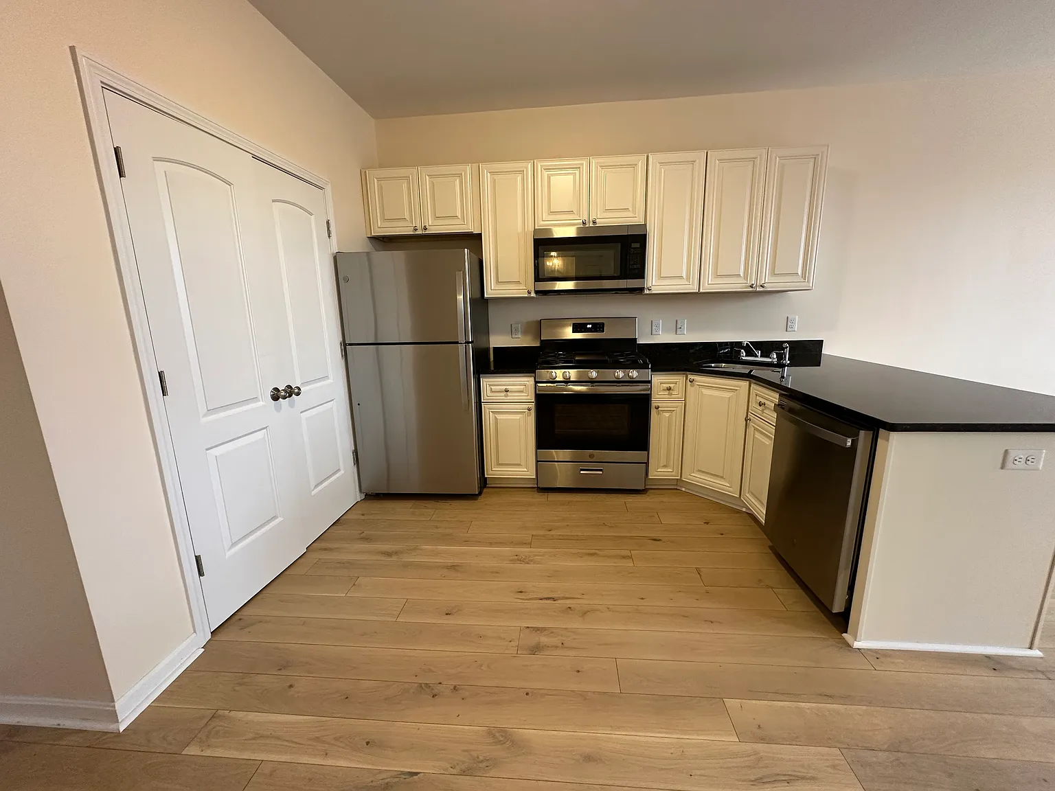 1 bed, $2,100 — Photo 4