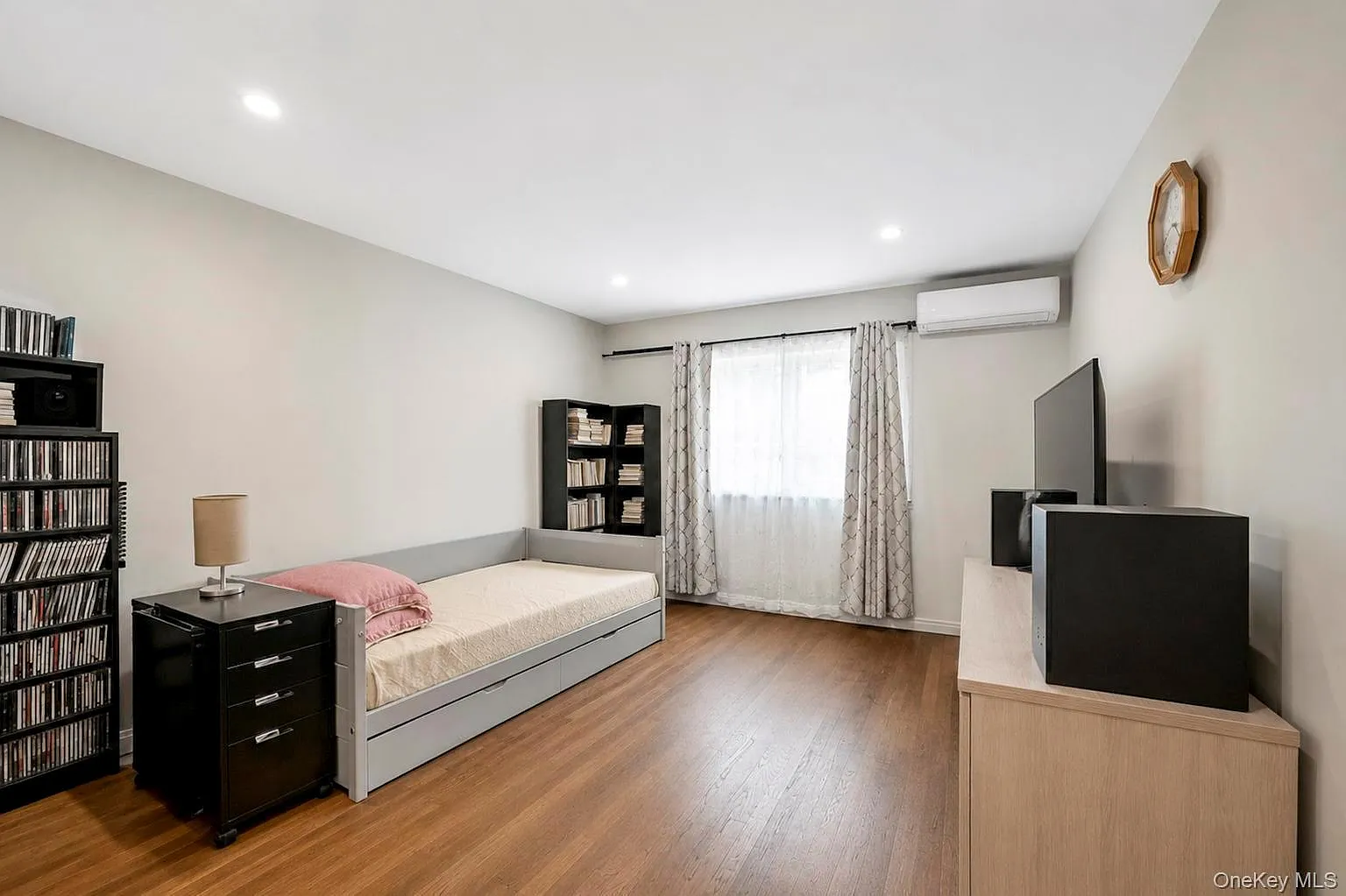 2 bed, 1.0 bath, 2836 sqft, $3,000 — Photo 4