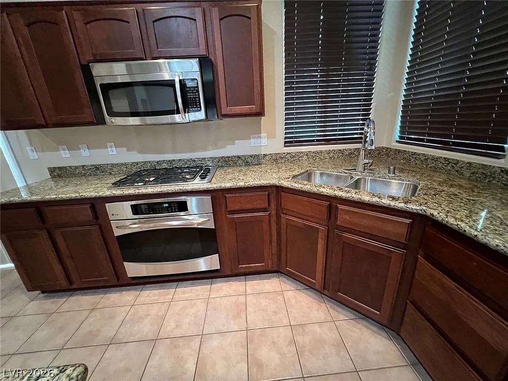 3 bed, 2.5 bath, 1990 sqft, $2,550 — Photo 3
