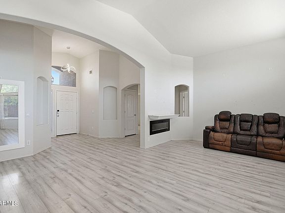 5th image of 273 E CHICORY Place