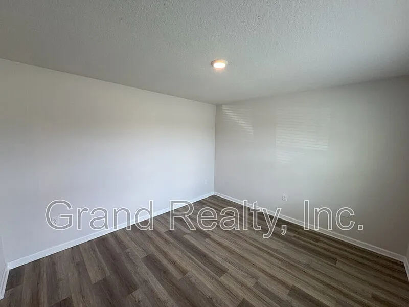 5 bed, 3.0 bath, 2556 sqft, $2,200 — Photo 3