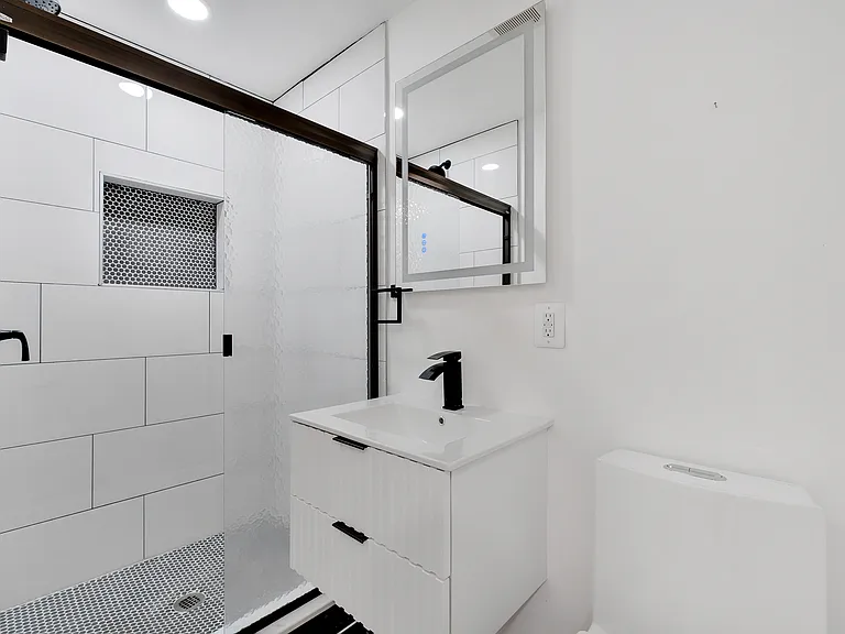 913 L St NE — Photo 41