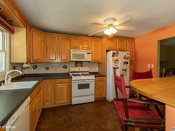 5th image of 1 Maywood Ct