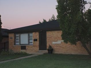 586 N Rozanne Dr APT A, Addison, IL 60101