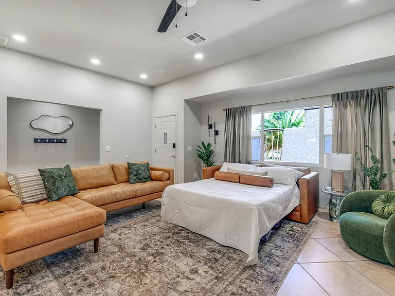 1800 Burgundy Dr — Photo 2