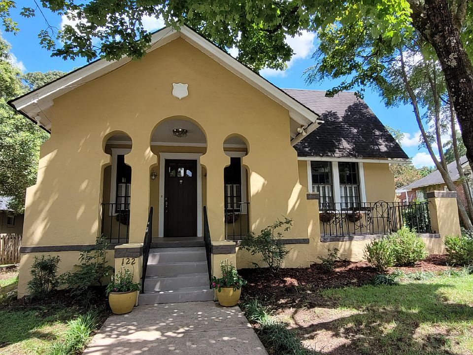 Unique keyhole architecture opens up to both covered and uncovered front porch areas.
