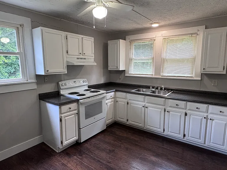 904 Dunlap St — Photo 2