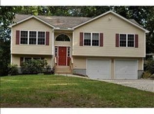 2 Grey Birch Ln, Johnston, RI 02919