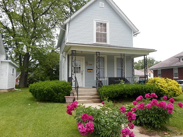 225 Perry St photo 1