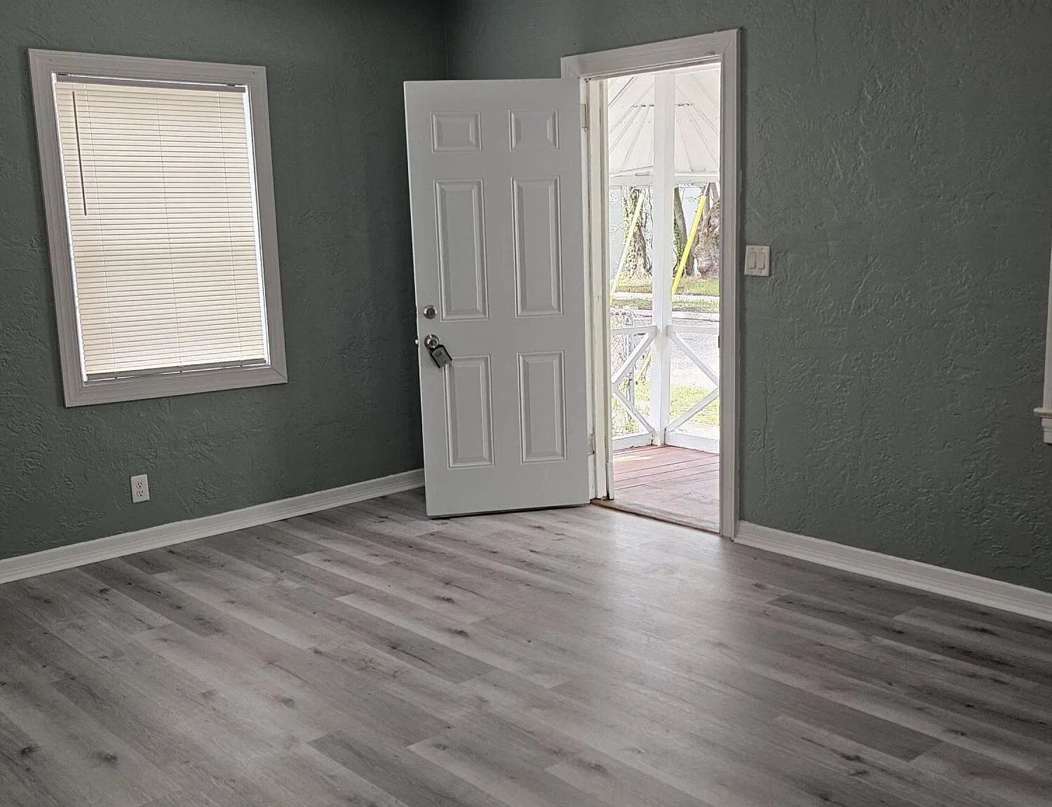 2 bed, 1.0 bath, 827 sqft, $1,200 — Photo 2