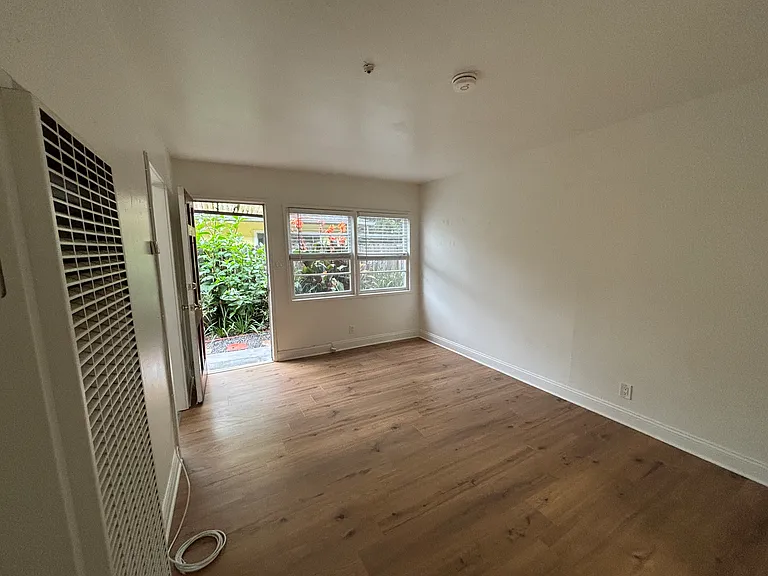 805 Howard St — Photo 5