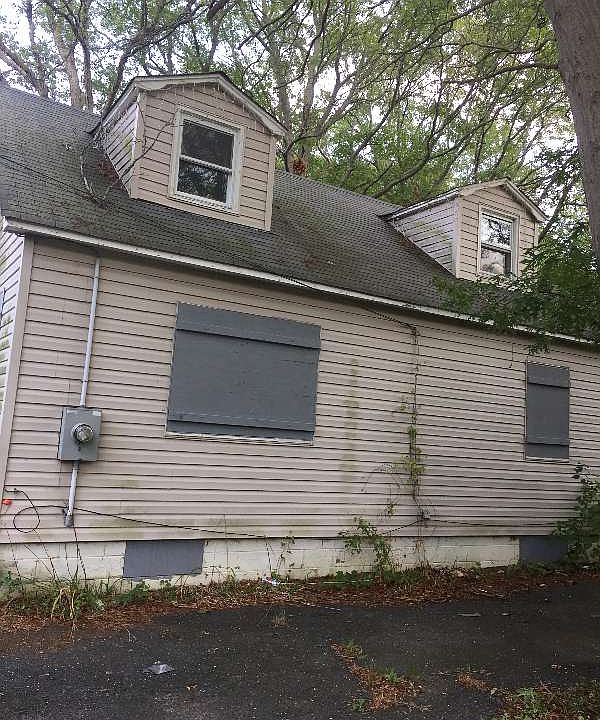 2nd image of 220 Patchogue Ave