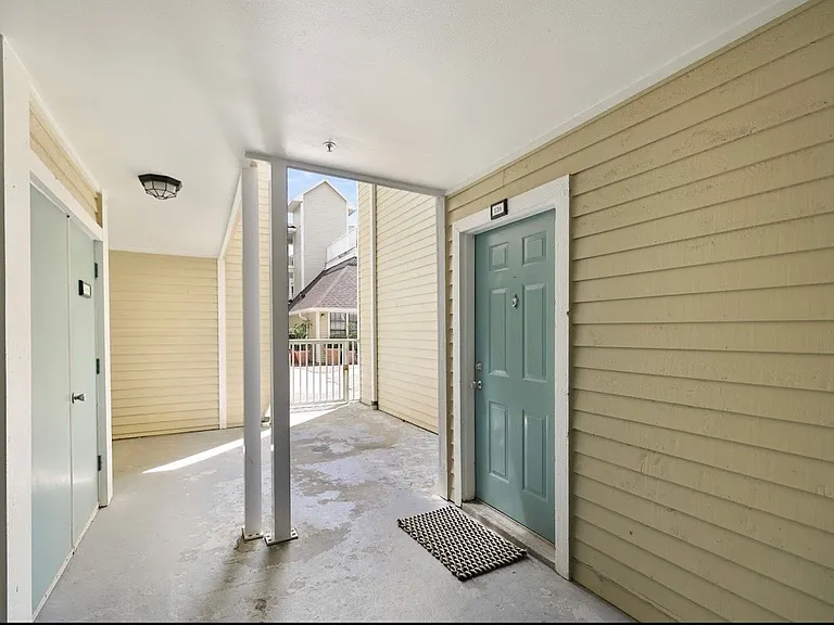 1000 W Horatio St #126 — Photo 11