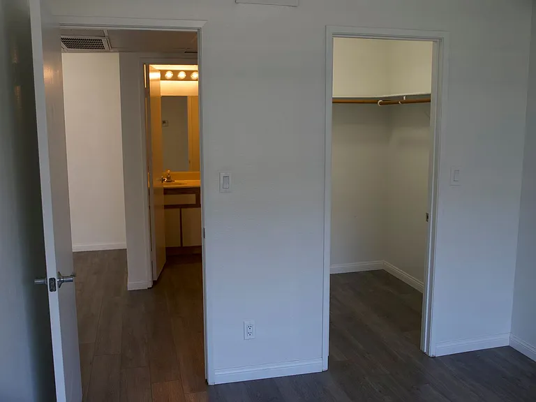 Reed and Brooke Apartments — Photo 8