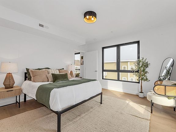 5th image of 3992 Washington St #302