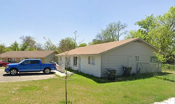 2 bed, 900 sqft, $1,300 — Photo 1