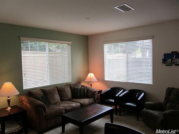 Photos with staging effect of the model home, this is an unfurnished home.