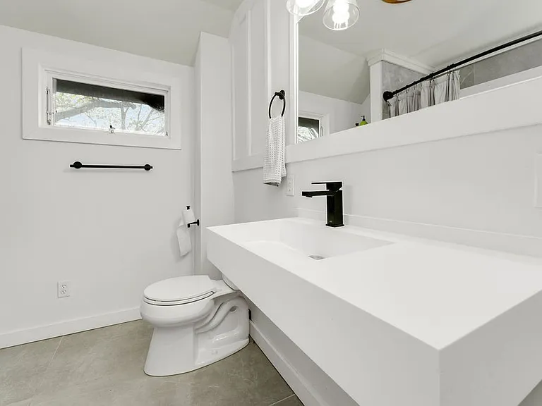 1422 Benjamin St — Photo 19