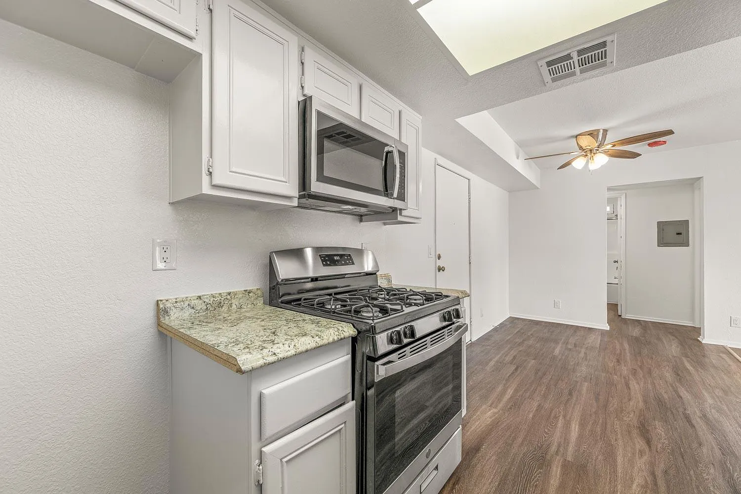 3 bed, 1080 sqft, $2,995 — Photo 3